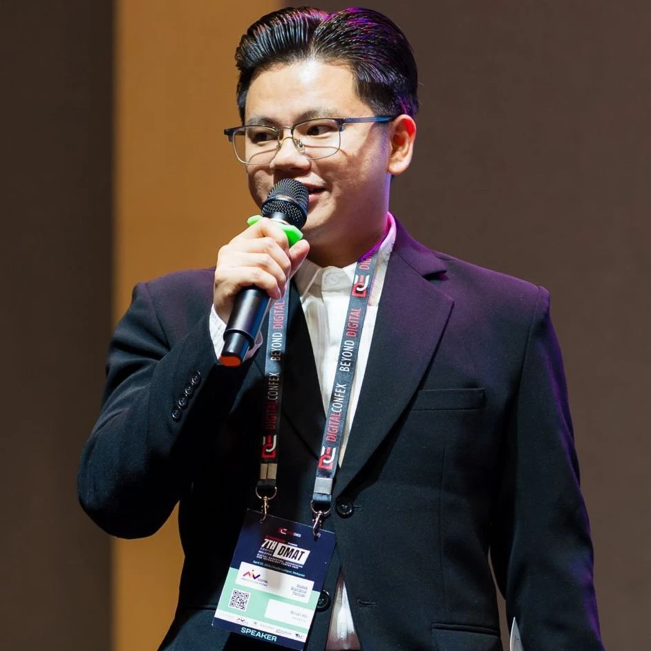 Brian Ho, host of the Horatos Podcast, speaking on stage
